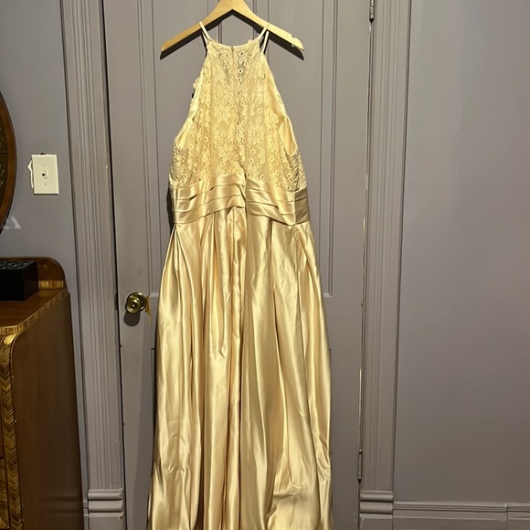 Bridal Gown - Picture 4 of 4